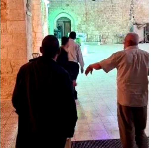 مستوطنون يقتحمون المسجد العمري في اللد ويطلقون النار عالى المصلين